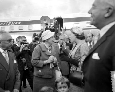 Aankomst Hare Koninklijke Hoogheid Prinses Beatrix op Schiphol uit Amerika, koni, Bestanddeelnr 910-6933