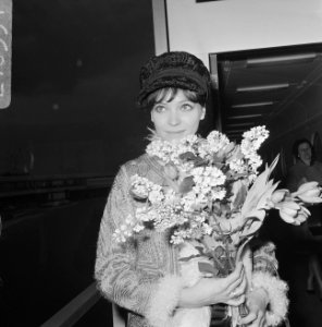 Aankomst Franse filmster Anna Karina op Schiphol, Bestanddeelnr 921-0591
