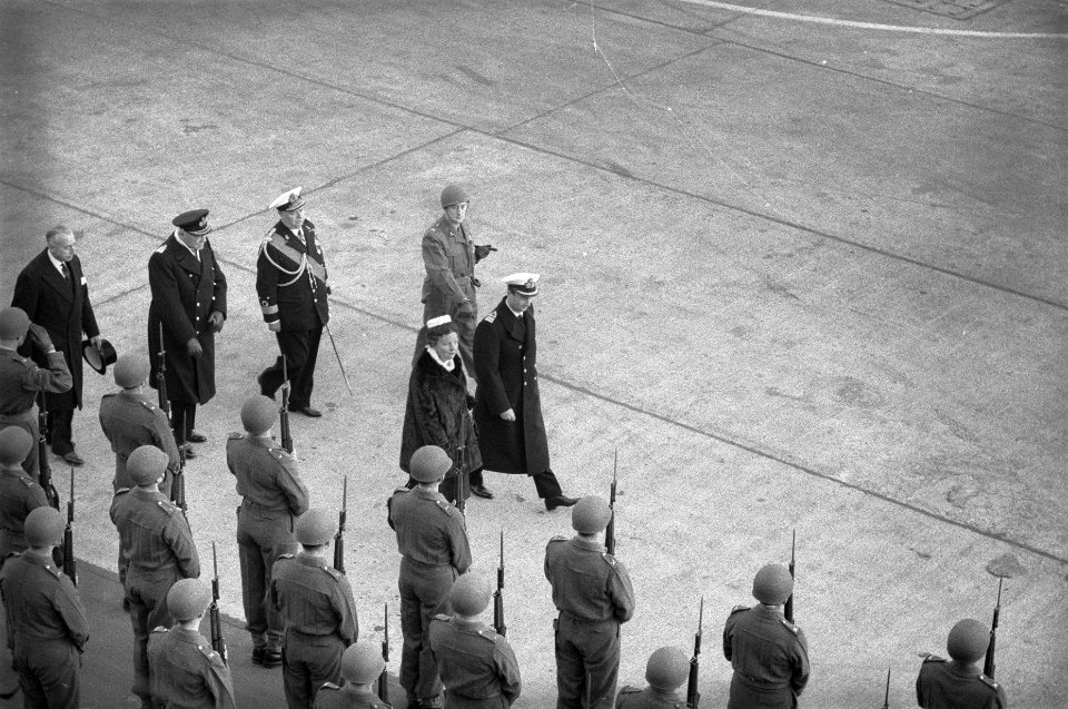 Aankomst Hare Majesteit , Prinses Beatrix en Prinses Irene te Brussel, Koningin , Bestanddeelnr 911-8710
