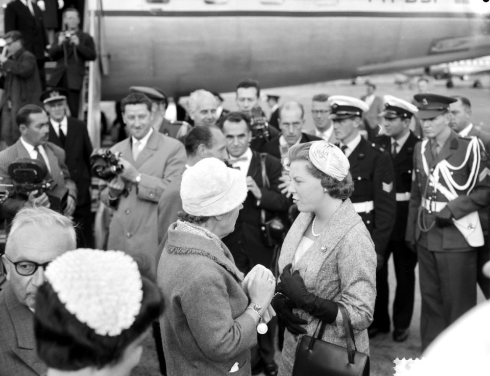 Aankomst Hare Koninklijke Hoogheid Prinses Beatrix op Schiphol uit Amerika, Hare, Bestanddeelnr 910-6935