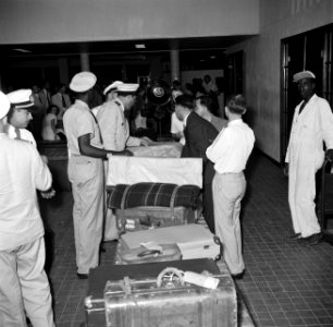 Aankomst in het stationsgebouw op vliegveld Hato op Curaçao, Bestanddeelnr 252-7699