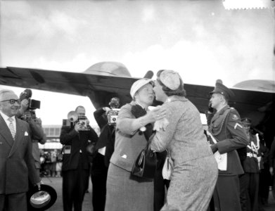 Aankomst Hare Koninklijke Hoogheid Prinses Beatrix op Schiphol uit Amerika, koni, Bestanddeelnr 910-6930