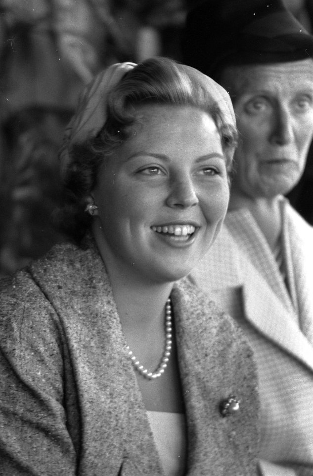 Aankomst Hare Koninklijke Hoogheid Prinses Beatrix op Schiphol uit Amerika, Hare, Bestanddeelnr 910-6945