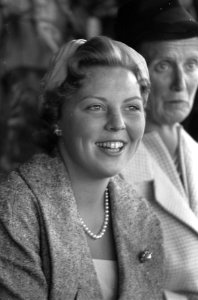 Aankomst Hare Koninklijke Hoogheid Prinses Beatrix op Schiphol uit Amerika, Hare, Bestanddeelnr 910-6945