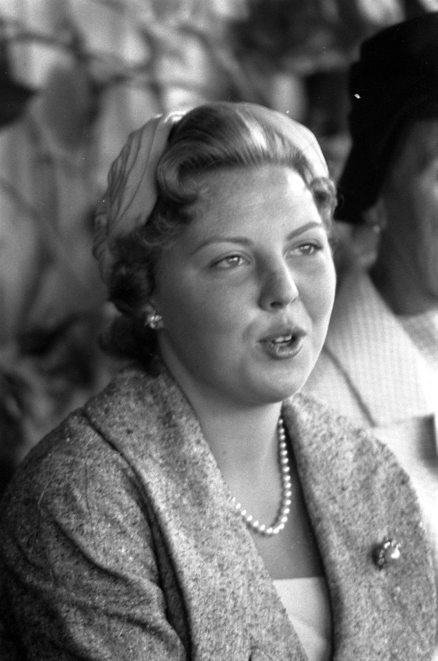 Aankomst Hare Koninklijke Hoogheid Prinses Beatrix op Schiphol uit Amerika, Hare, Bestanddeelnr 910-6944