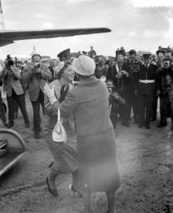 Aankomst Hare Koninklijke Hoogheid Prinses Beatrix op Schiphol uit Amerika, Bestanddeelnr 910-6925