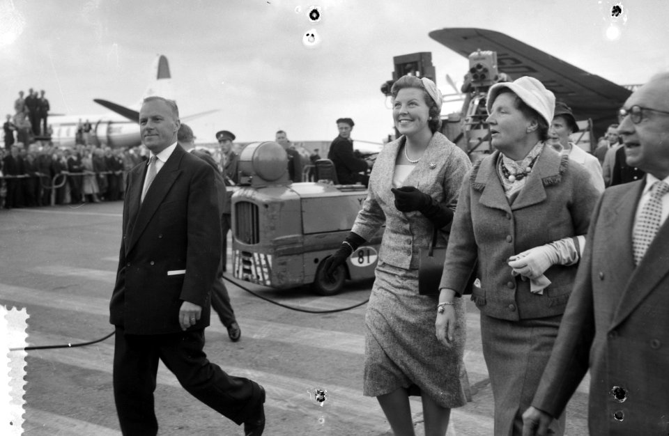 Aankomst Hare Koninklijke Hoogheid Prinses Beatrix op Schiphol uit Amerika, koni, Bestanddeelnr 910-6931
