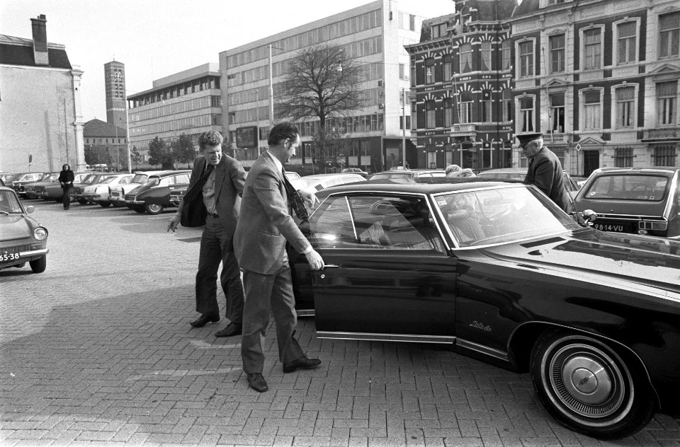 Aankomst van de ministers Duisenberg (schuin achter auto) en Boersma (bij autopo, Bestanddeelnr 926-7979
