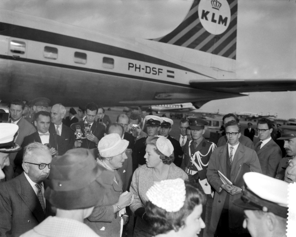 Aankomst Hare Koninklijke Hoogheid Prinses Beatrix op Schiphol uit Amerika, link, Bestanddeelnr 910-6926