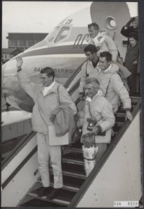 Aankomst van de Nederlandse Himalaya-expeditie op Schiphol. Van onder naar boven, Bestanddeelnr 046-0188