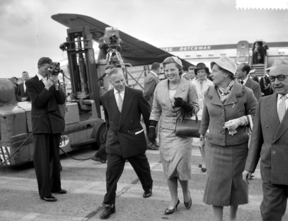 Aankomst Hare Koninklijke Hoogheid Prinses Beatrix op Schiphol uit Amerika, koni, Bestanddeelnr 910-6932