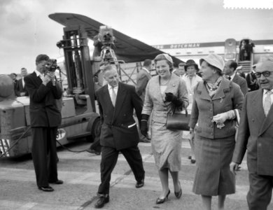 Aankomst Hare Koninklijke Hoogheid Prinses Beatrix op Schiphol uit Amerika, koni, Bestanddeelnr 910-6932