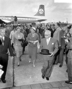 Aankomst Hare Koninklijke Hoogheid Prinses Beatrix op Schiphol uit Amerika, koni, Bestanddeelnr 910-6927