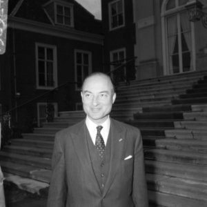 Aankomst van de politiek leider van de KVP drs. N. Schmelzer bij Paleis Huis ten, Bestanddeelnr 919-6924