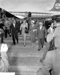 Aankomst Hare Koninklijke Hoogheid Prinses Beatrix op Schiphol uit Amerika, koni, Bestanddeelnr 910-6928