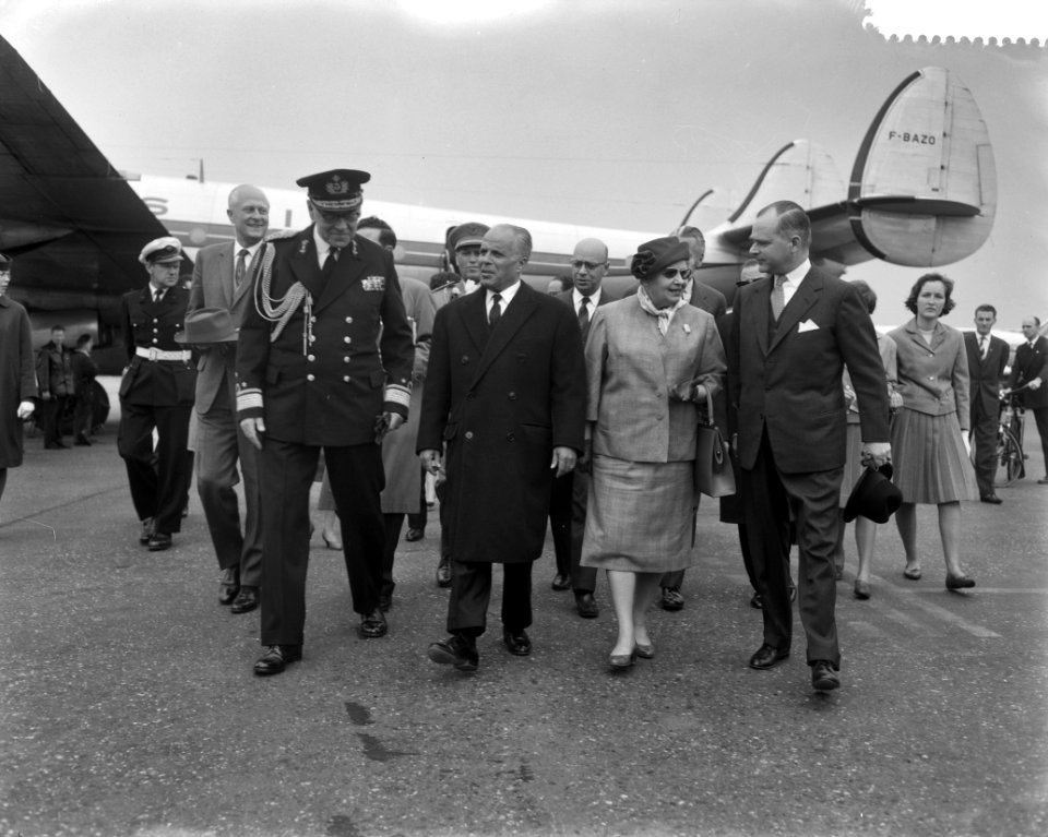 Aankomst Habib Bourguiba op Schiphol op doorreis Het gezelschap op Schiphol, Bestanddeelnr 912-4218
