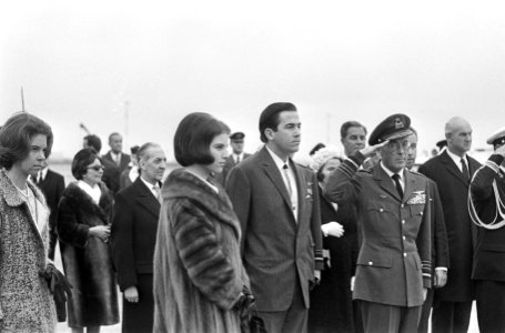 Aankomst Grieks Koninklijk paar op Schiphol, v.l.n.r. prins Bernhard , Koning Co, Bestanddeelnr 918-8594