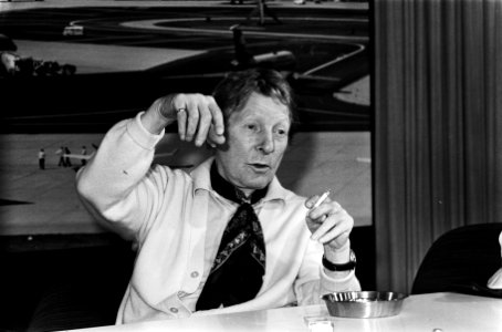Aankomst van de komiek Danny Kaye, UNICEF ambassadeur, op Schiphol, Bestanddeelnr 930-3178