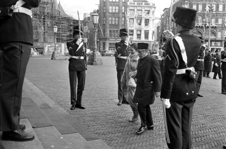 Aankomst van de Indonesische ambassadeur en diens echtgenote, Bestanddeelnr 924-2327