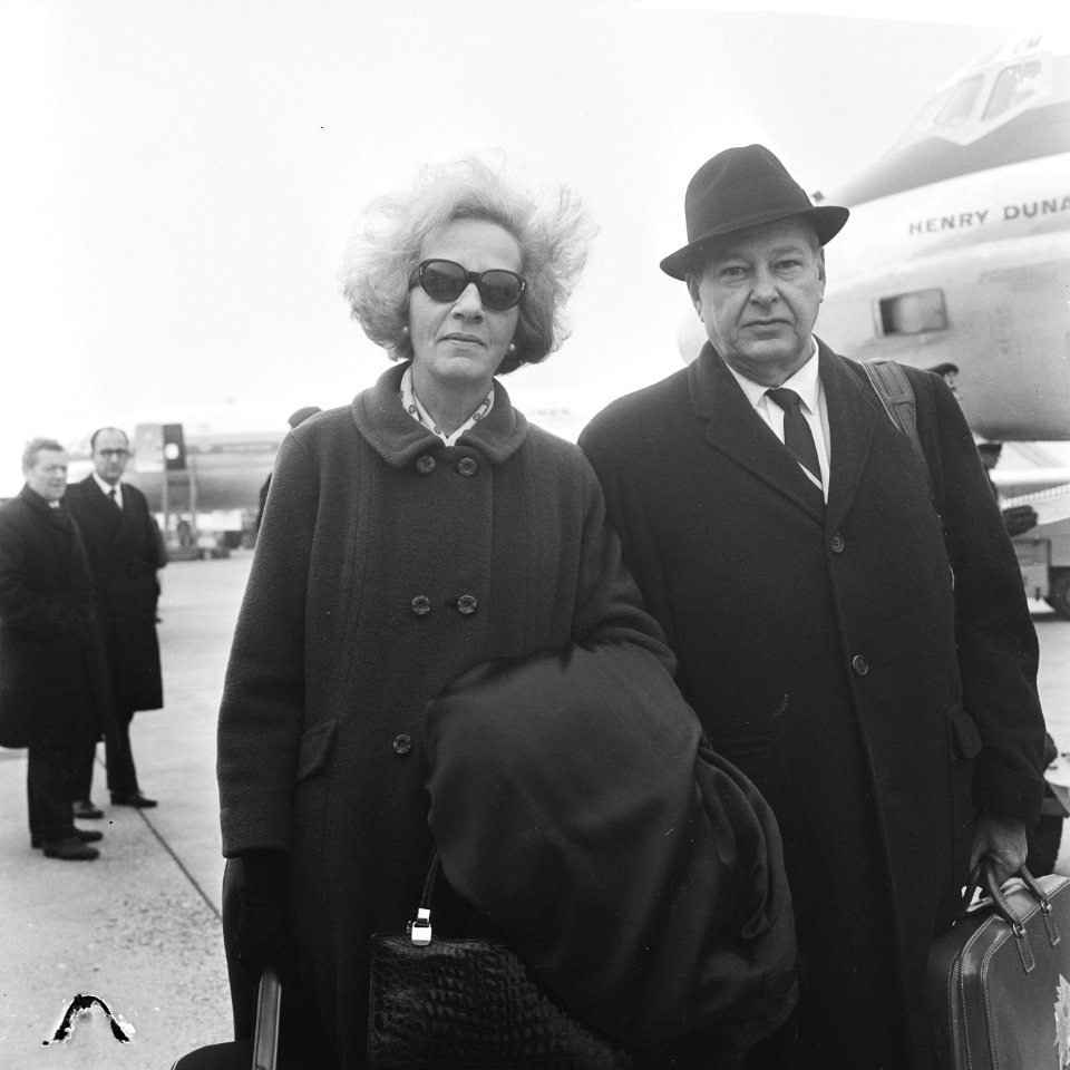 Aankomst van de heer en mevrouw Richard op Schiphol, Bestanddeelnr 918-8588