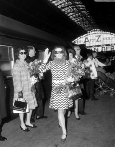 Aankomst van de Franse filmactrice Leslie Caron op het Centraal Station te Amste, Bestanddeelnr 919-7292
