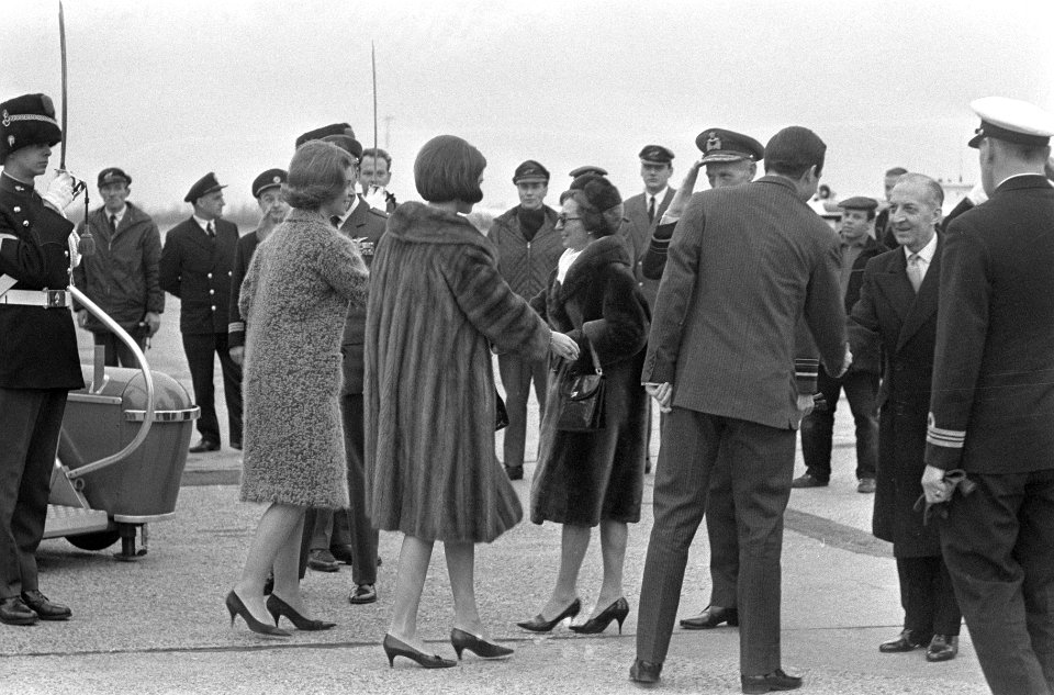 Aankomst Grieks Koninklijk paar op Schiphol, Bestanddeelnr 918-8597