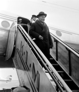 Aankomst van de nieuwe ambassadeur van Japan, Suemasa Okamoto, met echtgenote e…, Bestanddeelnr 905-4342