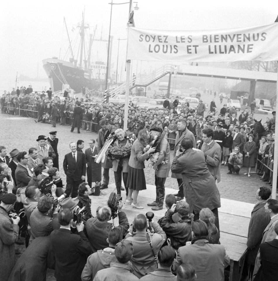 Aankomst Franse kikvorsman Louis Lourmais in Rotterdam overzicht van het erepodi, Bestanddeelnr 911-1244
