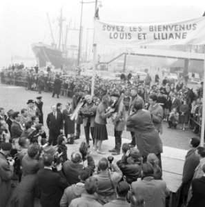 Aankomst Franse kikvorsman Louis Lourmais in Rotterdam overzicht van het erepodi, Bestanddeelnr 911-1244