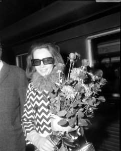 Aankomst van de Franse filmactrice Leslie Caron op het Centraal Station te Amste, Bestanddeelnr 919-7293