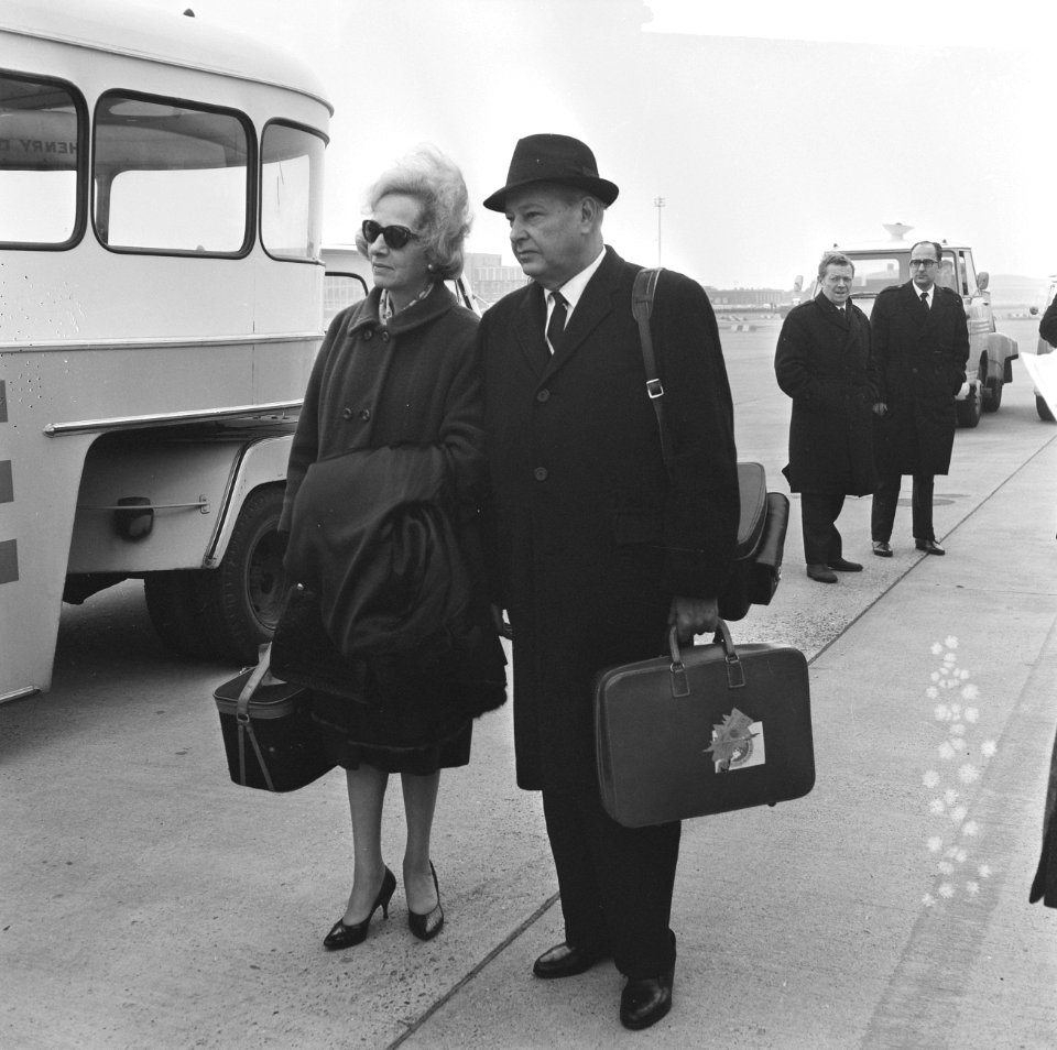 Aankomst van de heer en mevrouw Richard op Schiphol, Bestanddeelnr 918-8589
