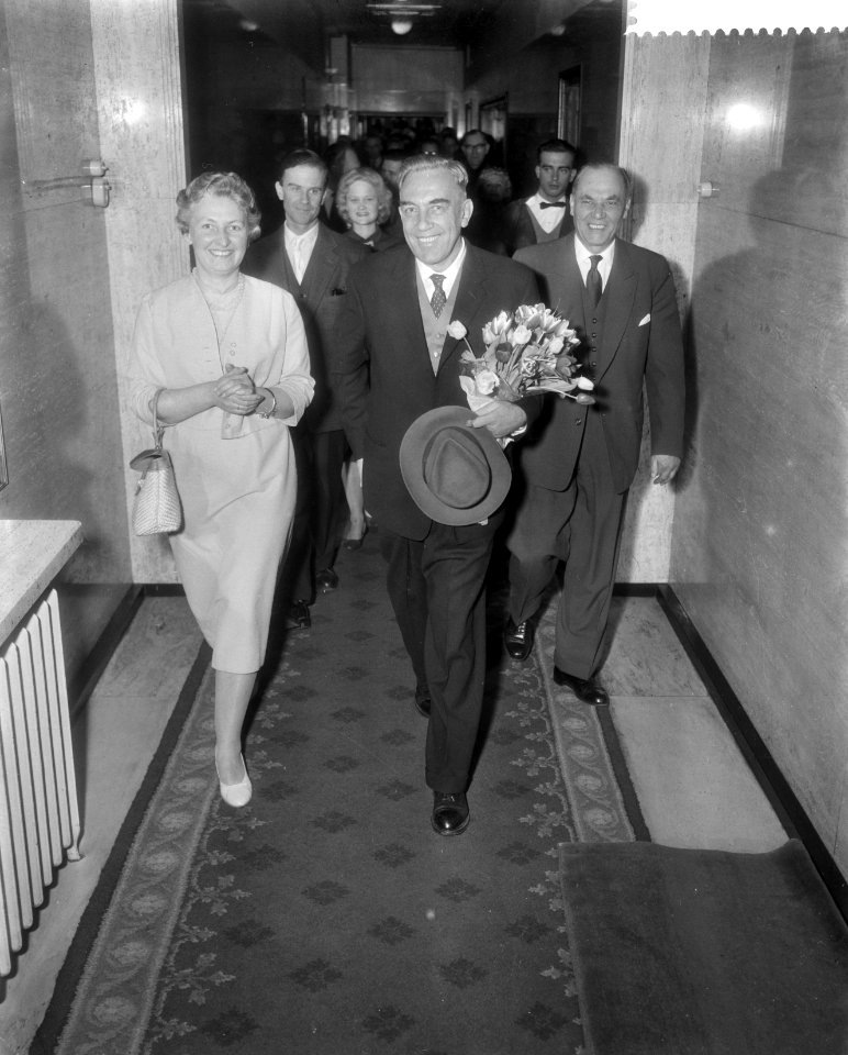 Aankomst van de heer H. C. J. Schmidt in hotel Terminus in Den Haag , de heer H., Bestanddeelnr 910-2374