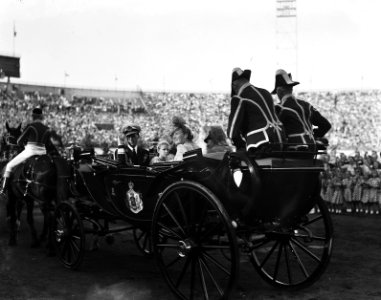 Aankomst van de koninklijke familie in het Olympisch Stadion te Amsterdam, voor , Bestanddeelnr 900-0038