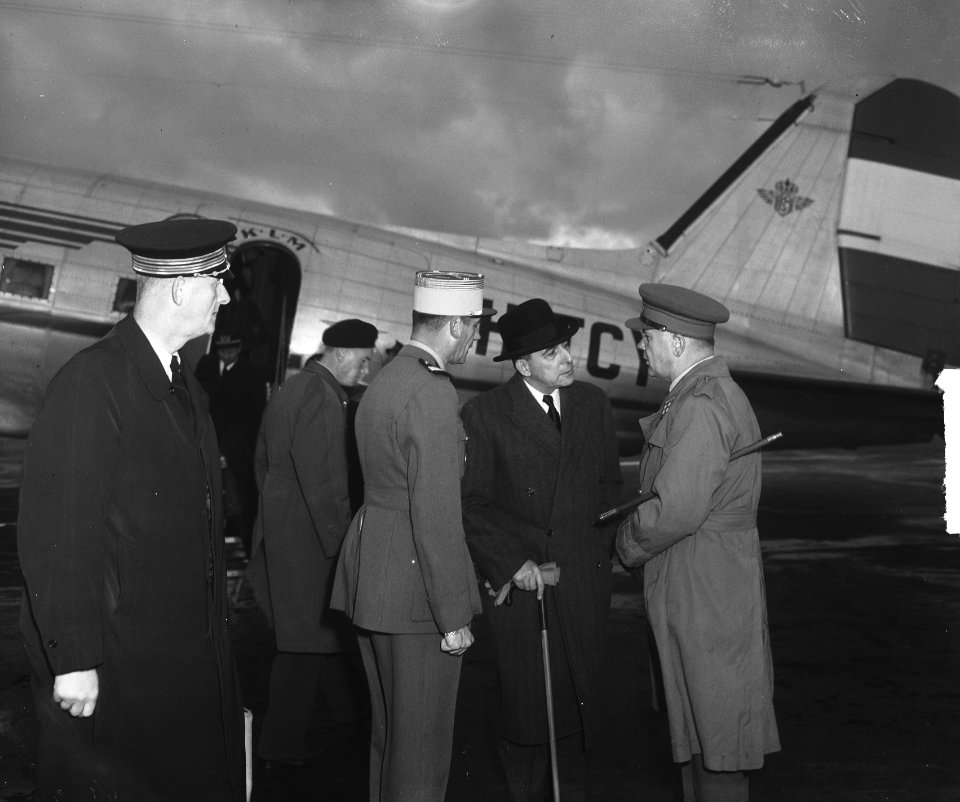 Aankomst Franse generaal De Lattre De Fassigny op Schiphol, Bestanddeelnr 903-0660