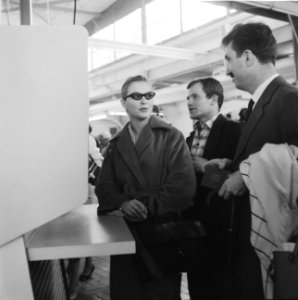 Aankomst Franse filmsterren op Schiphol, Marina Vlady en Bernard Fresson bij pa…, Bestanddeelnr 911-3035