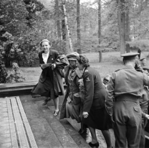 Aankomst van de koningin met prinses Juliana in villa 'Anneville' in Ulvenhout,, Bestanddeelnr 900-2734
