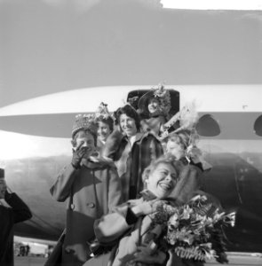 Aankomst Franse modinettes op Schiphol, Bestanddeelnr 911-7891