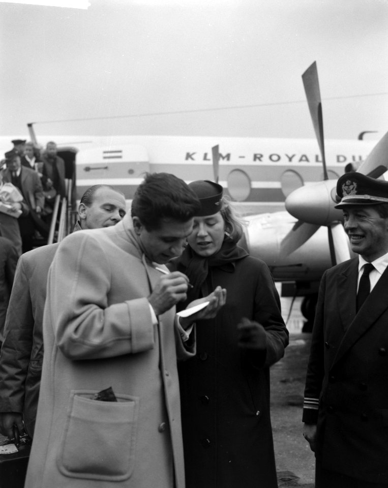 Aankomst Gilbert Bécaud op Schiphol, Bestanddeelnr 913-1298