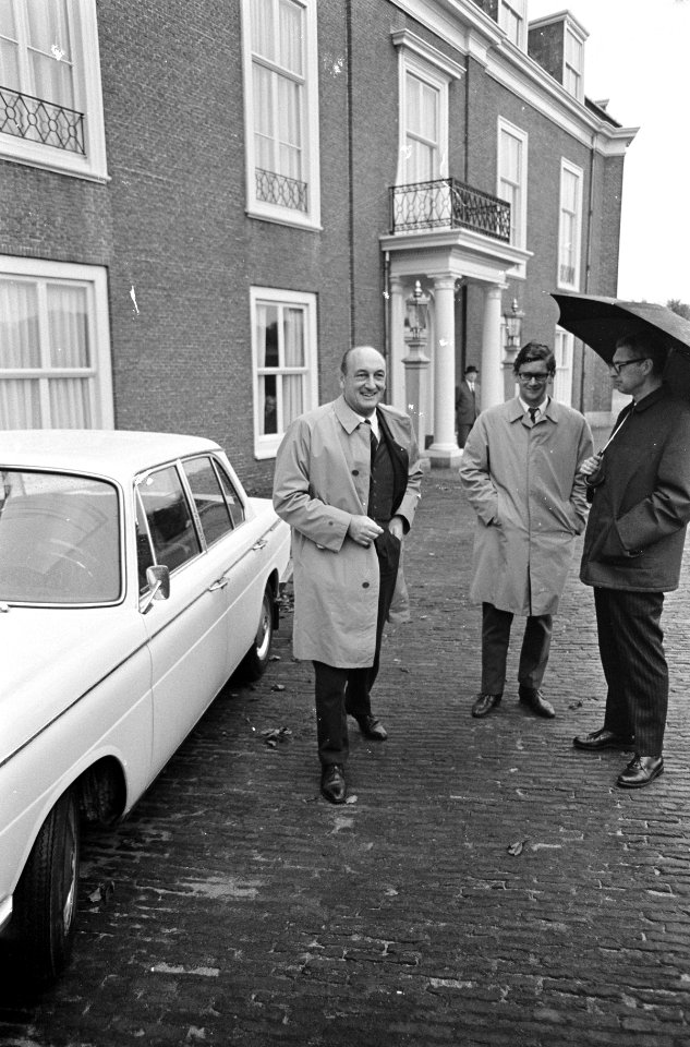 Aankomst van de politiek leider van de VVD mr. E.H. Toxopeus bij Paleis Huis ten, Bestanddeelnr 919-6926