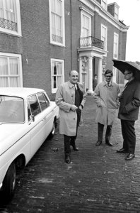 Aankomst van de politiek leider van de VVD mr. E.H. Toxopeus bij Paleis Huis ten, Bestanddeelnr 919-6926