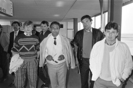 Aankomst Hongaars elftal op Schiphol voor kwalificatiewedstrijd Europees kampioe, Bestanddeelnr 933-9627