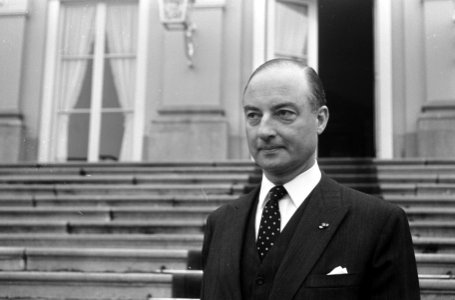 Aankomst van de politiek leider van de KVP drs. N. Schmelzer bij Paleis Huis ten, Bestanddeelnr 919-6922