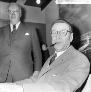 Aankomst Georges Simenon (auteur) op Schiphol, hier tijdens persconferentie, Bestanddeelnr 917-7502 photo