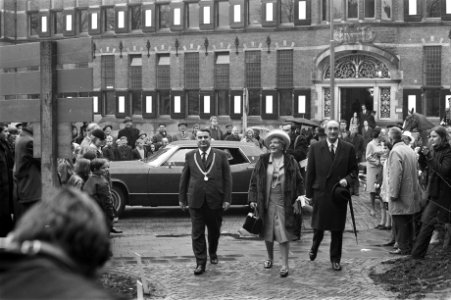 Aankomst van de koningin en burgemeester Berger arriveren bij het stadhuis, Bestanddeelnr 923-4484