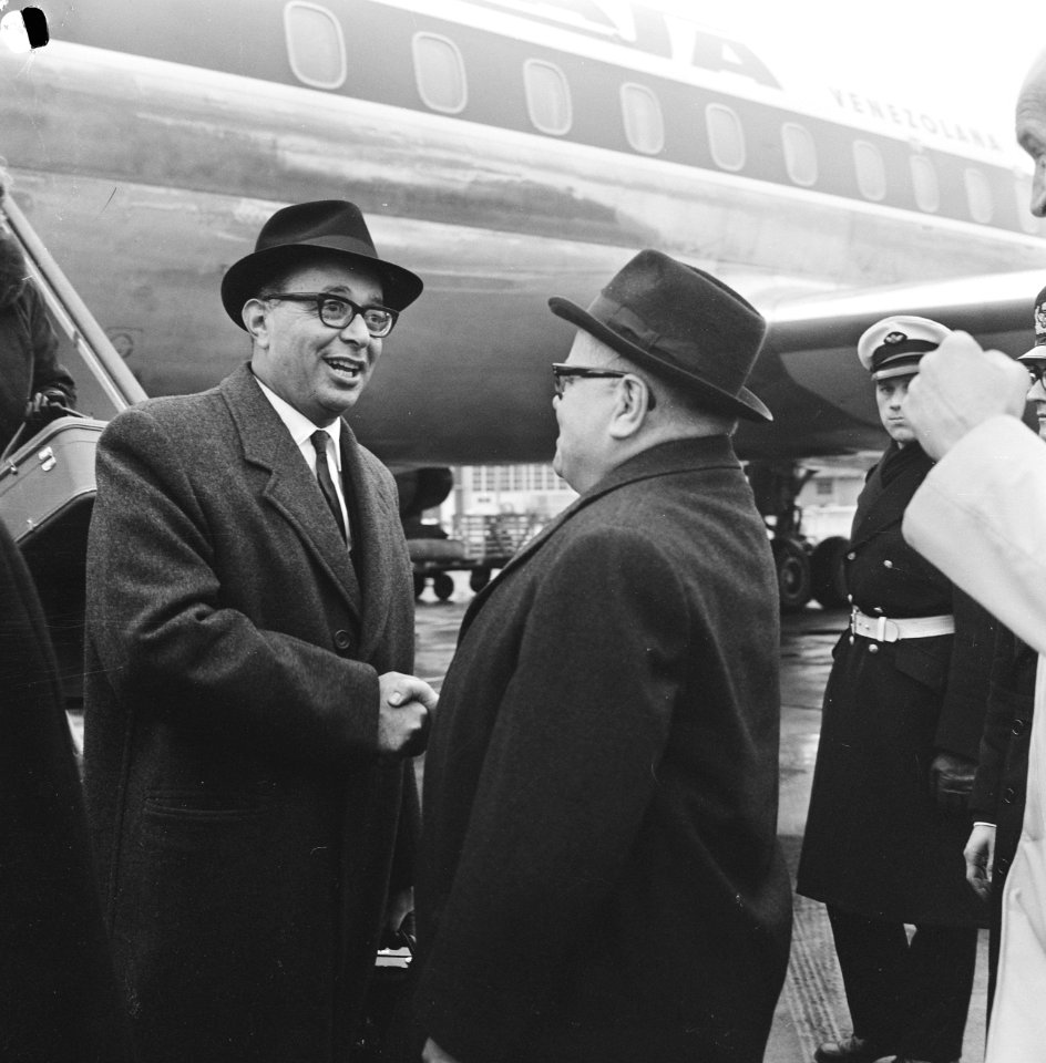 Aankomst Gouverneur De Vries en echtgenote van Suriname Schiphol, Bestanddeelnr 918-9945