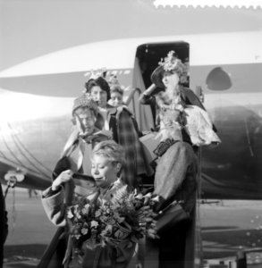Aankomst Franse modinettes op Schiphol, Bestanddeelnr 911-7887