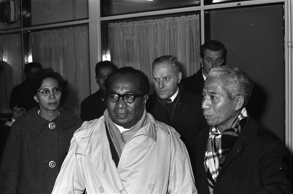 Aankomst Gouverneur van Indonesische Molukken, de heer Latumahina en echtgenote , Bestanddeelnr 919-9894