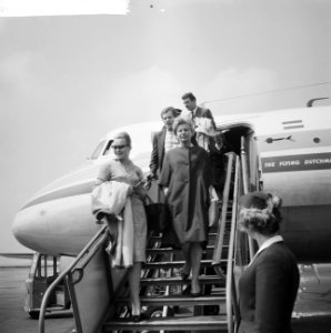 Aankomst Franse filmsterren op Schiphol, Marina Vlady en Magali Noël verlaten he, Bestanddeelnr 911-3033
