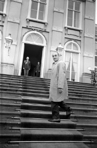 Aankomst van de politiek leider van de VVD mr. E.H. Toxopeus bij Paleis Huis ten, Bestanddeelnr 919-6927