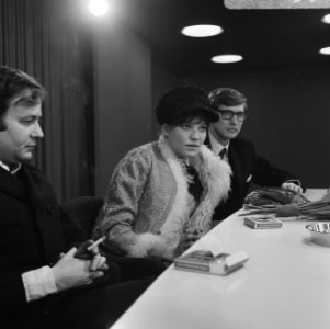 Aankomst Franse filmster Anna Karina op Schiphol, Bestanddeelnr 921-0596